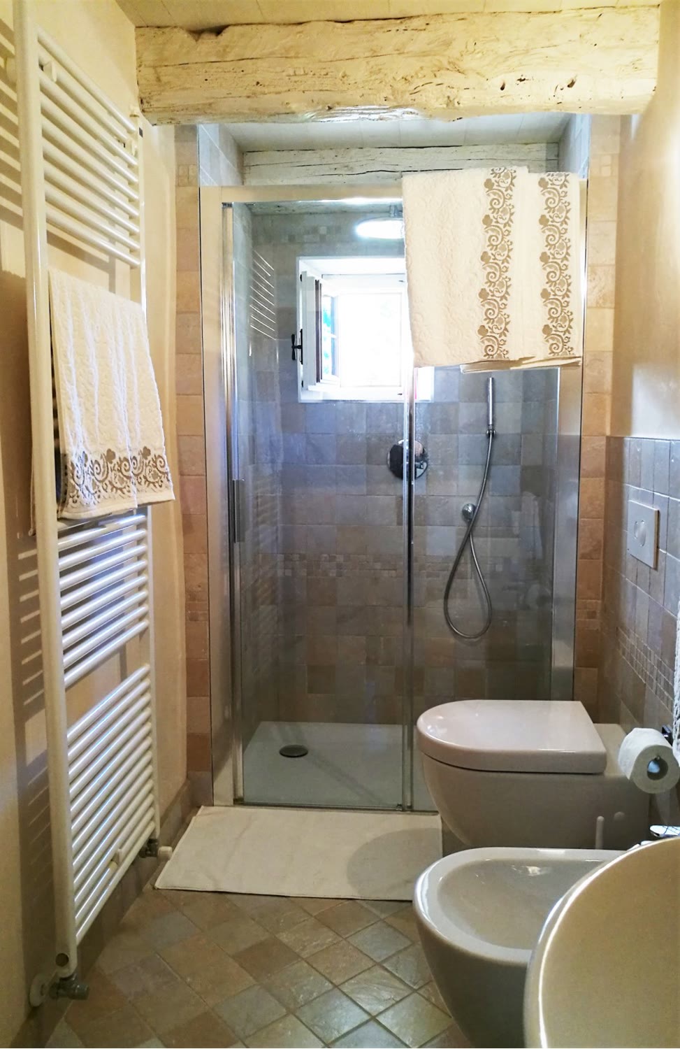 Il bagno privato con doccia, per intero