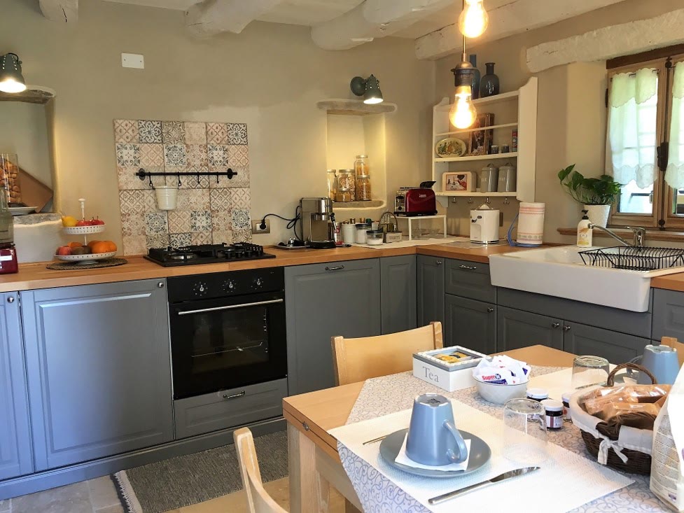 La cucina con il tavolo per la colazione