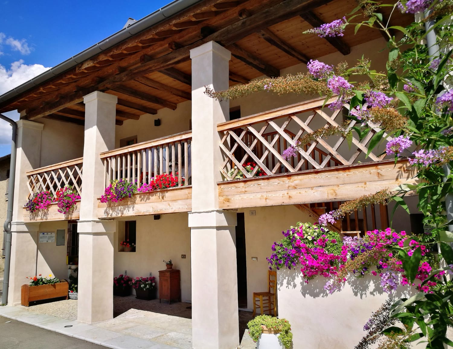 La facciata con il portico fiorito