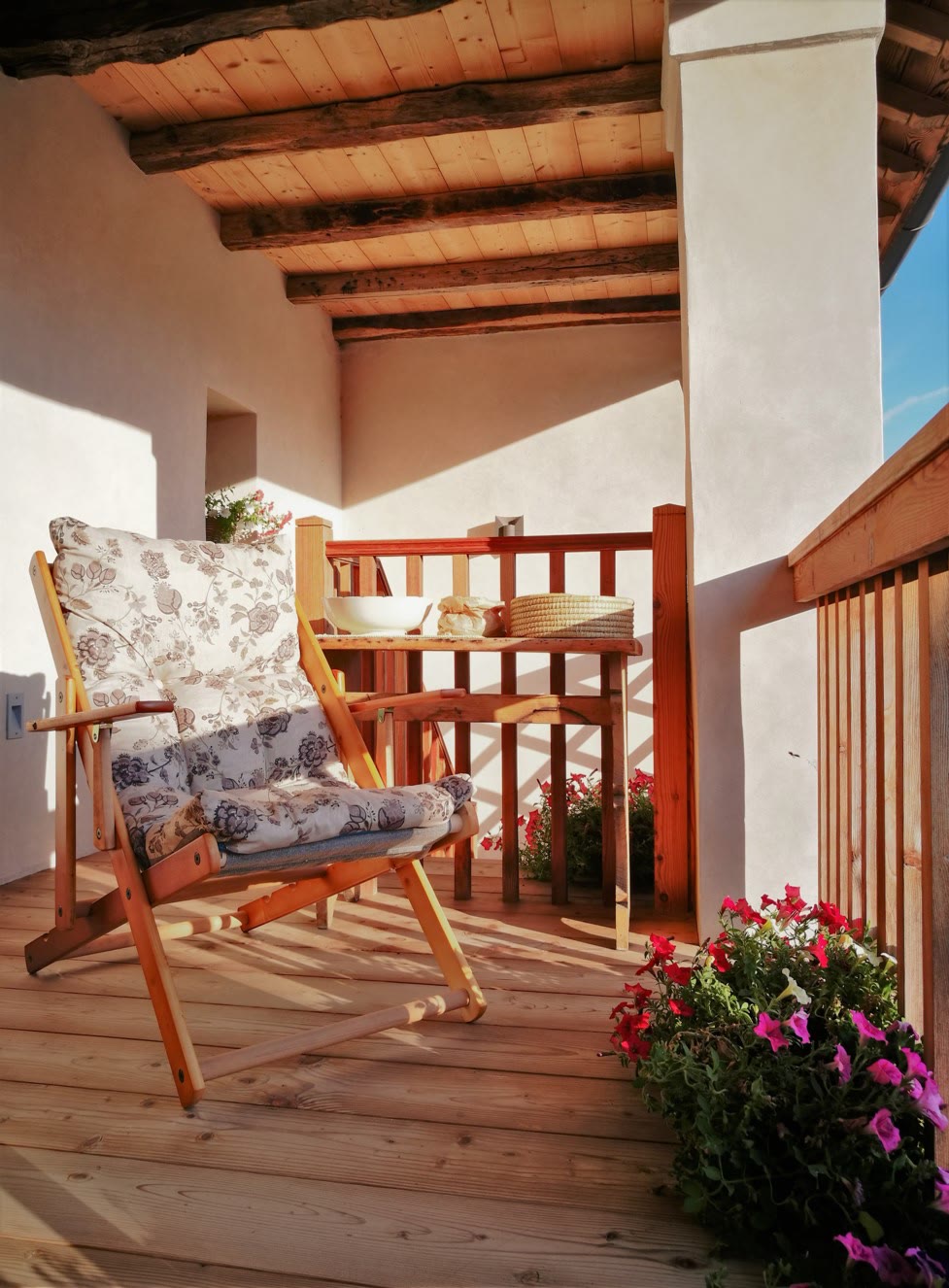 Il porticato con la poltroncina e i fiori