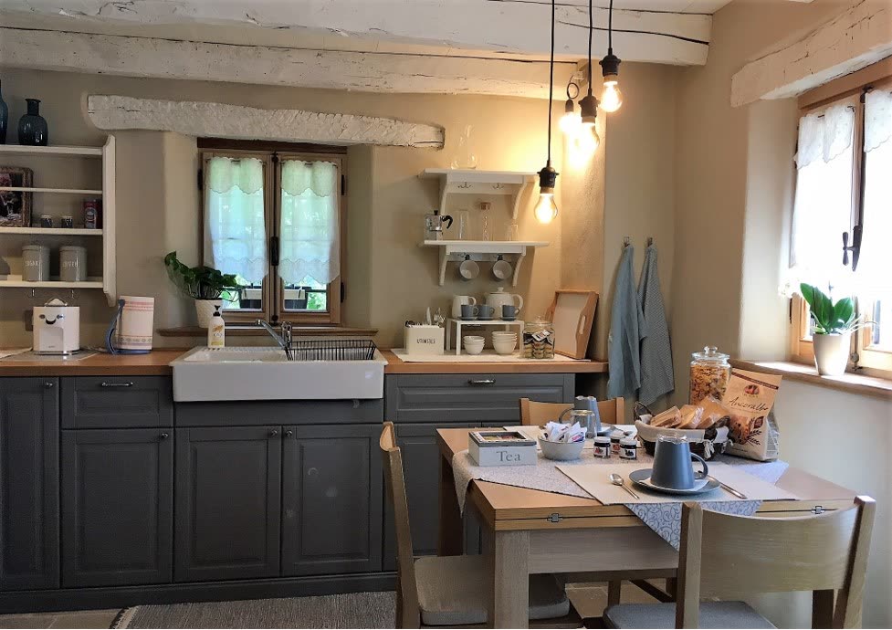 Angolo cucina con tavolo per la colazione
